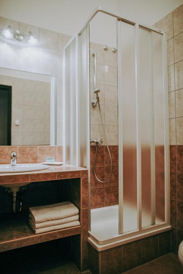 Отель Platan Шиофок Экстерьер фото